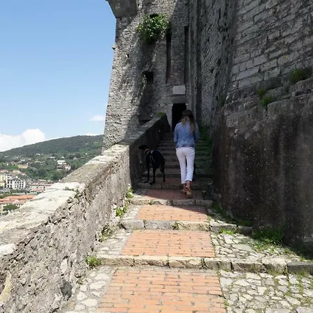 Bilocale Nel Borgo Storico דירה